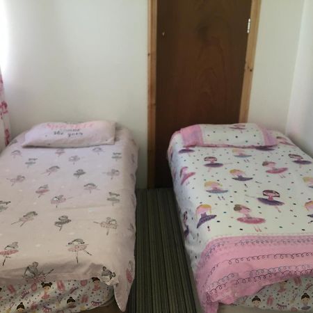 Pink House ,Opposite Beach ,Sleeps 6 , 2 Bedroom Ground Floor Self Contained Garden Flat , Private Entrance , Kitchen , Guaranteed Parking ,Wifi , Movies ,Bathroom ,Fridge , Microwave ,Bedroom 1, Double Bed & 2 Single Beds ,Bedroom 2 , Double Bed Paignton Esterno foto