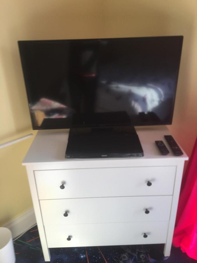 Pink House ,Opposite Beach ,Sleeps 6 , 2 Bedroom Ground Floor Self Contained Garden Flat , Private Entrance , Kitchen , Guaranteed Parking ,Wifi , Movies ,Bathroom ,Fridge , Microwave ,Bedroom 1, Double Bed & 2 Single Beds ,Bedroom 2 , Double Bed Paignton Esterno foto