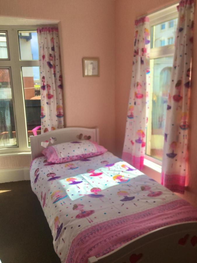 Pink House ,Opposite Beach ,Sleeps 6 , 2 Bedroom Ground Floor Self Contained Garden Flat , Private Entrance , Kitchen , Guaranteed Parking ,Wifi , Movies ,Bathroom ,Fridge , Microwave ,Bedroom 1, Double Bed & 2 Single Beds ,Bedroom 2 , Double Bed Paignton Esterno foto