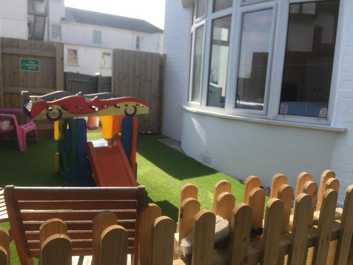 Pink House ,Opposite Beach ,Sleeps 6 , 2 Bedroom Ground Floor Self Contained Garden Flat , Private Entrance , Kitchen , Guaranteed Parking ,Wifi , Movies ,Bathroom ,Fridge , Microwave ,Bedroom 1, Double Bed & 2 Single Beds ,Bedroom 2 , Double Bed Paignton Esterno foto