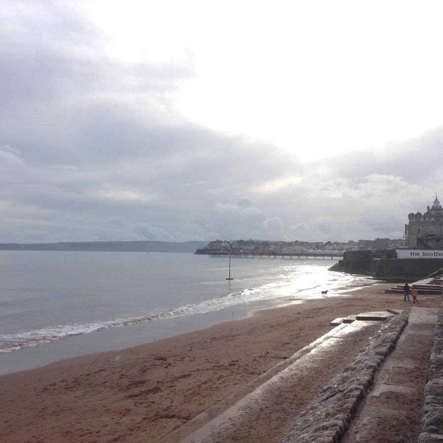 Pink House ,Opposite Beach ,Sleeps 6 , 2 Bedroom Ground Floor Self Contained Garden Flat , Private Entrance , Kitchen , Guaranteed Parking ,Wifi , Movies ,Bathroom ,Fridge , Microwave ,Bedroom 1, Double Bed & 2 Single Beds ,Bedroom 2 , Double Bed Paignton Esterno foto