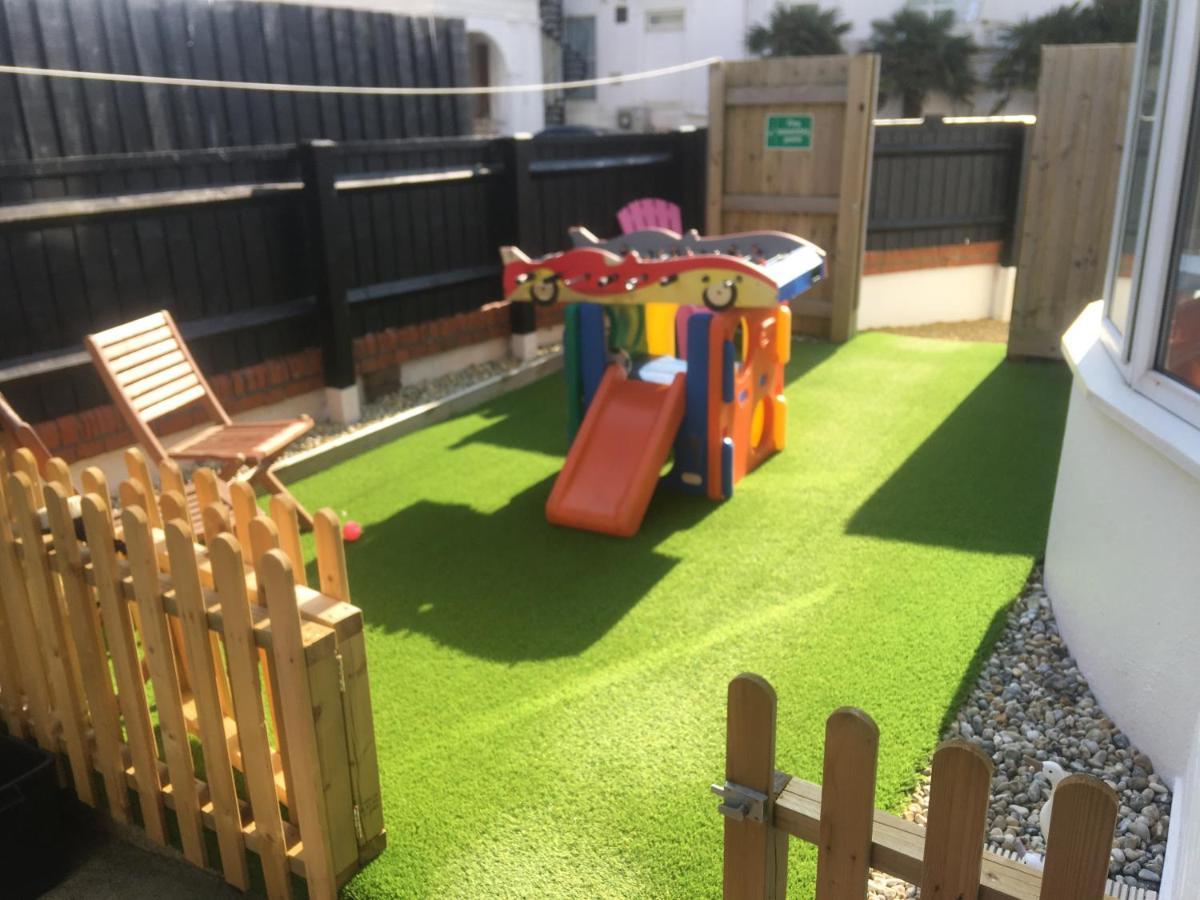 Pink House ,Opposite Beach ,Sleeps 6 , 2 Bedroom Ground Floor Self Contained Garden Flat , Private Entrance , Kitchen , Guaranteed Parking ,Wifi , Movies ,Bathroom ,Fridge , Microwave ,Bedroom 1, Double Bed & 2 Single Beds ,Bedroom 2 , Double Bed Paignton Esterno foto