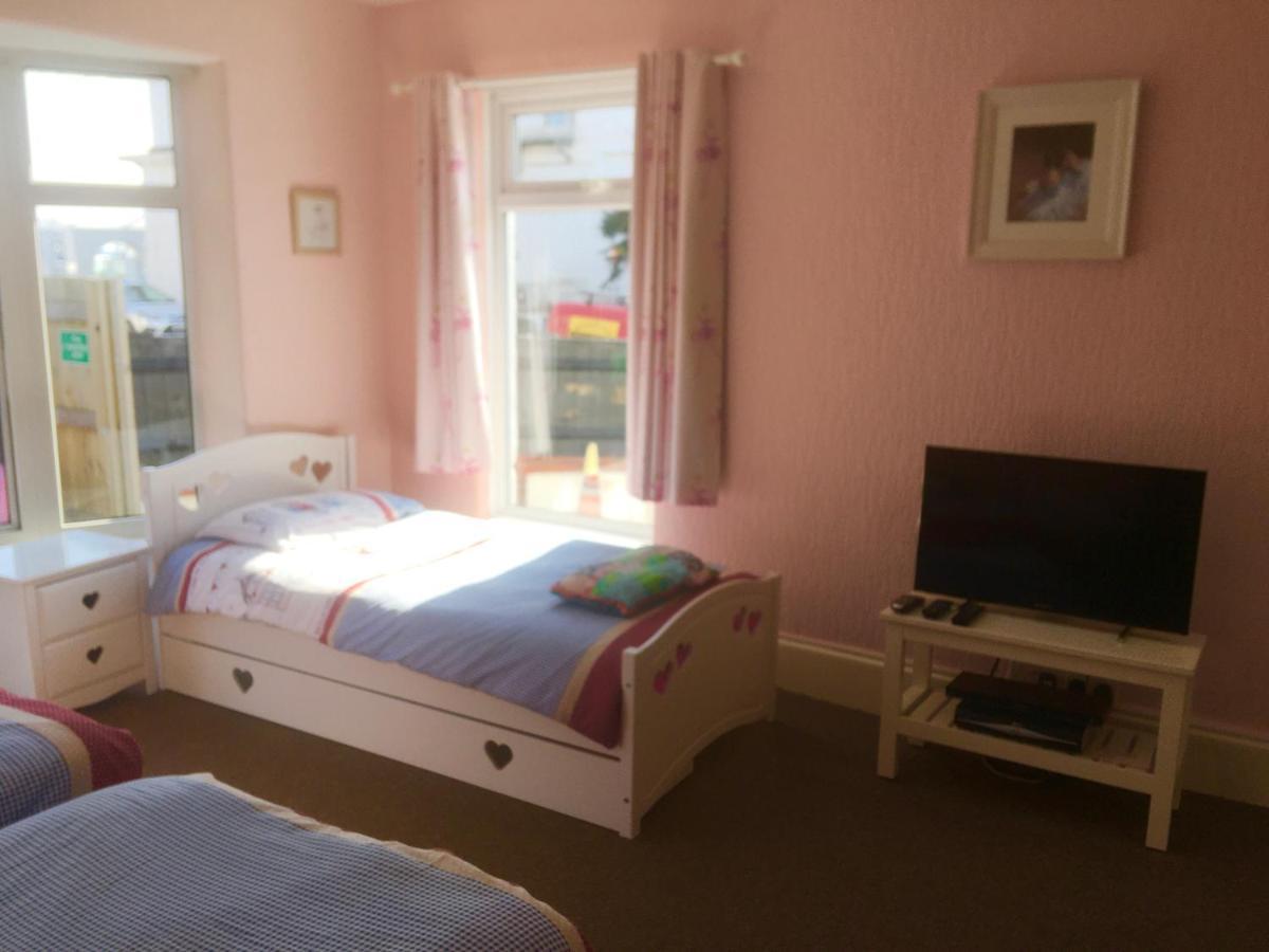 Pink House ,Opposite Beach ,Sleeps 6 , 2 Bedroom Ground Floor Self Contained Garden Flat , Private Entrance , Kitchen , Guaranteed Parking ,Wifi , Movies ,Bathroom ,Fridge , Microwave ,Bedroom 1, Double Bed & 2 Single Beds ,Bedroom 2 , Double Bed Paignton Esterno foto