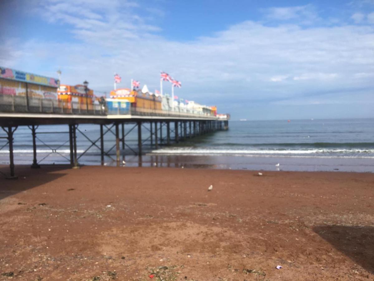 Pink House ,Opposite Beach ,Sleeps 6 , 2 Bedroom Ground Floor Self Contained Garden Flat , Private Entrance , Kitchen , Guaranteed Parking ,Wifi , Movies ,Bathroom ,Fridge , Microwave ,Bedroom 1, Double Bed & 2 Single Beds ,Bedroom 2 , Double Bed Paignton Esterno foto