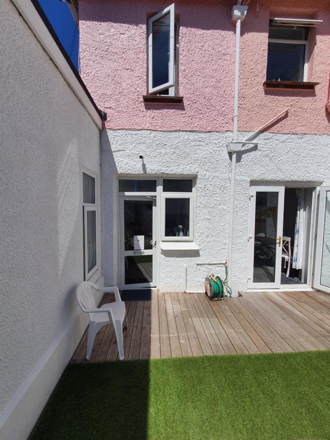 Pink House ,Opposite Beach ,Sleeps 6 , 2 Bedroom Ground Floor Self Contained Garden Flat , Private Entrance , Kitchen , Guaranteed Parking ,Wifi , Movies ,Bathroom ,Fridge , Microwave ,Bedroom 1, Double Bed & 2 Single Beds ,Bedroom 2 , Double Bed Paignton Esterno foto