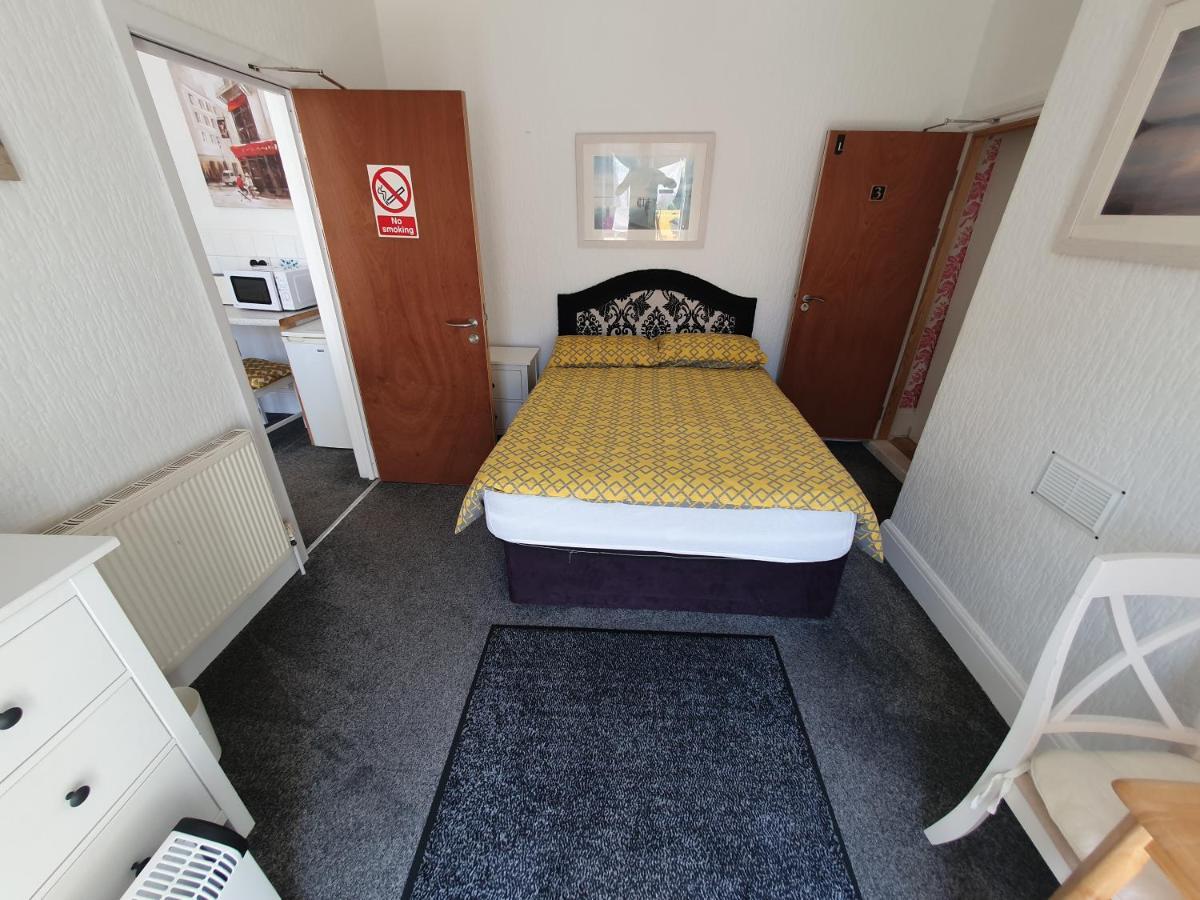 Pink House ,Opposite Beach ,Sleeps 6 , 2 Bedroom Ground Floor Self Contained Garden Flat , Private Entrance , Kitchen , Guaranteed Parking ,Wifi , Movies ,Bathroom ,Fridge , Microwave ,Bedroom 1, Double Bed & 2 Single Beds ,Bedroom 2 , Double Bed Paignton Esterno foto