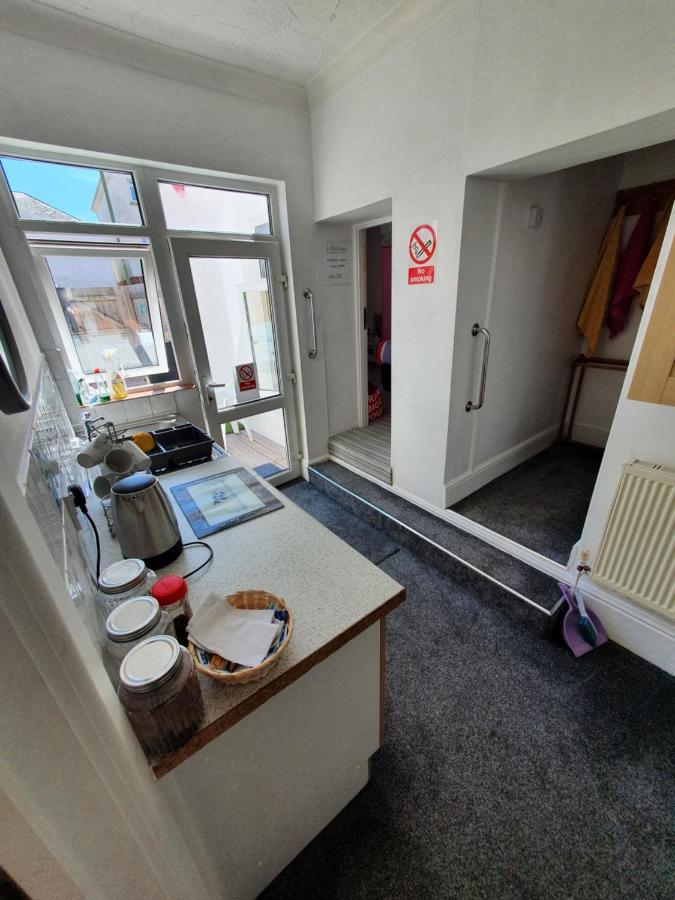 Pink House ,Opposite Beach ,Sleeps 6 , 2 Bedroom Ground Floor Self Contained Garden Flat , Private Entrance , Kitchen , Guaranteed Parking ,Wifi , Movies ,Bathroom ,Fridge , Microwave ,Bedroom 1, Double Bed & 2 Single Beds ,Bedroom 2 , Double Bed Paignton Esterno foto