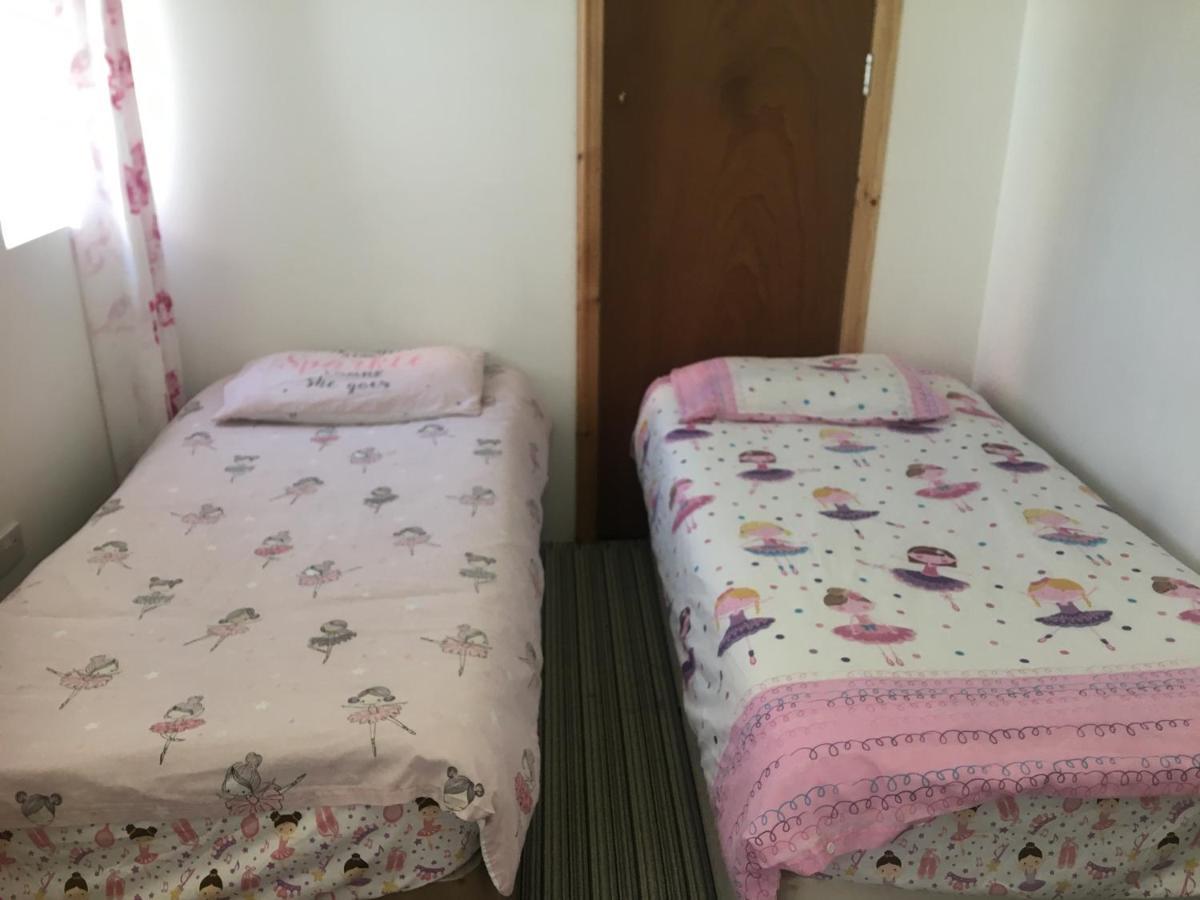Pink House ,Opposite Beach ,Sleeps 6 , 2 Bedroom Ground Floor Self Contained Garden Flat , Private Entrance , Kitchen , Guaranteed Parking ,Wifi , Movies ,Bathroom ,Fridge , Microwave ,Bedroom 1, Double Bed & 2 Single Beds ,Bedroom 2 , Double Bed Paignton Esterno foto