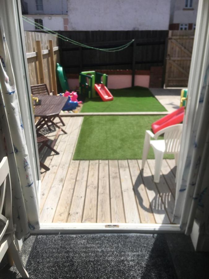 Pink House ,Opposite Beach ,Sleeps 6 , 2 Bedroom Ground Floor Self Contained Garden Flat , Private Entrance , Kitchen , Guaranteed Parking ,Wifi , Movies ,Bathroom ,Fridge , Microwave ,Bedroom 1, Double Bed & 2 Single Beds ,Bedroom 2 , Double Bed Paignton Esterno foto