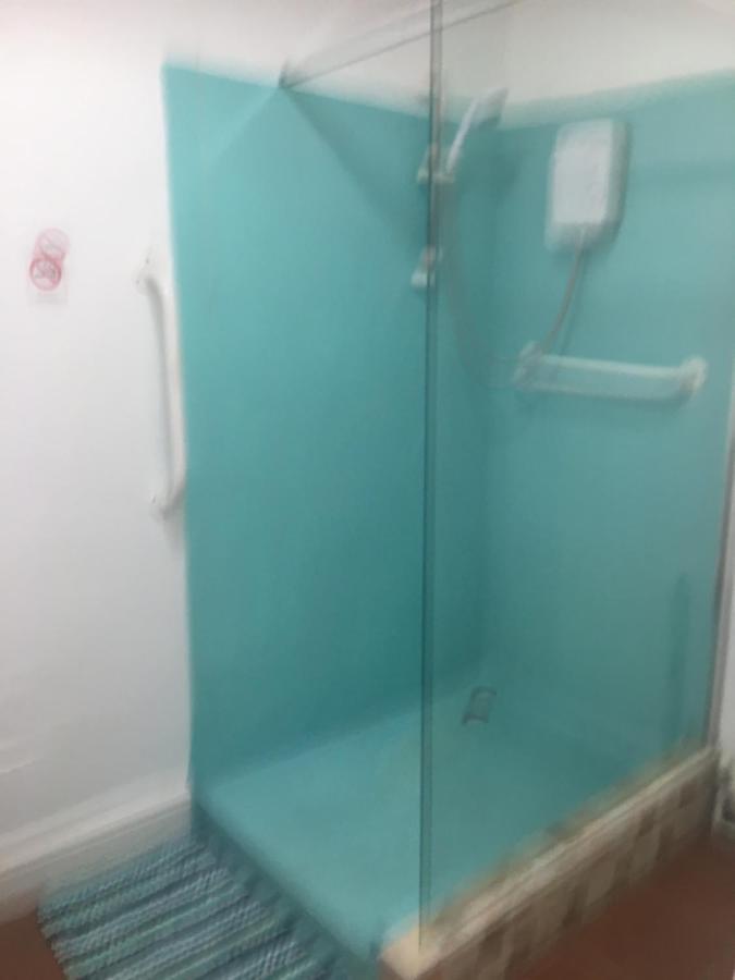 Pink House ,Opposite Beach ,Sleeps 6 , 2 Bedroom Ground Floor Self Contained Garden Flat , Private Entrance , Kitchen , Guaranteed Parking ,Wifi , Movies ,Bathroom ,Fridge , Microwave ,Bedroom 1, Double Bed & 2 Single Beds ,Bedroom 2 , Double Bed Paignton Esterno foto