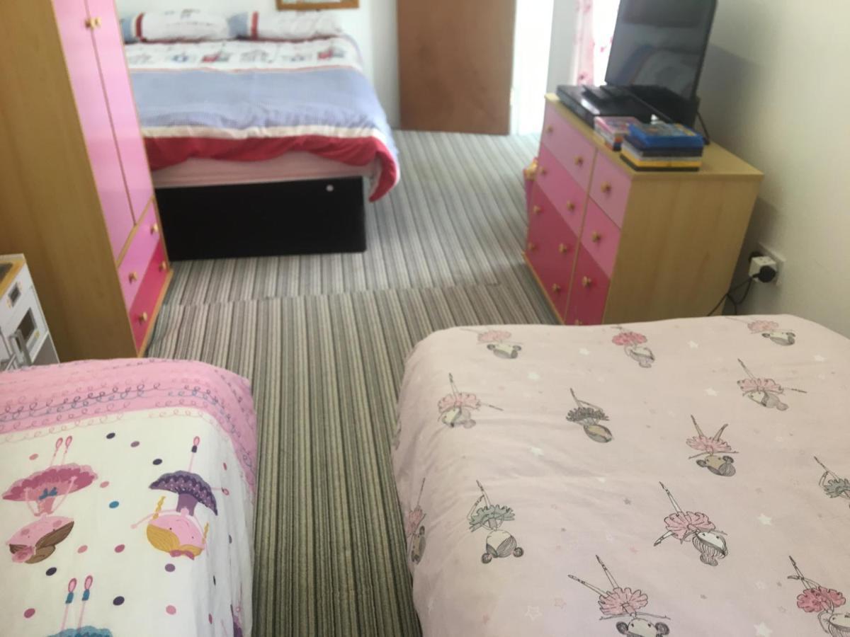 Pink House ,Opposite Beach ,Sleeps 6 , 2 Bedroom Ground Floor Self Contained Garden Flat , Private Entrance , Kitchen , Guaranteed Parking ,Wifi , Movies ,Bathroom ,Fridge , Microwave ,Bedroom 1, Double Bed & 2 Single Beds ,Bedroom 2 , Double Bed Paignton Esterno foto