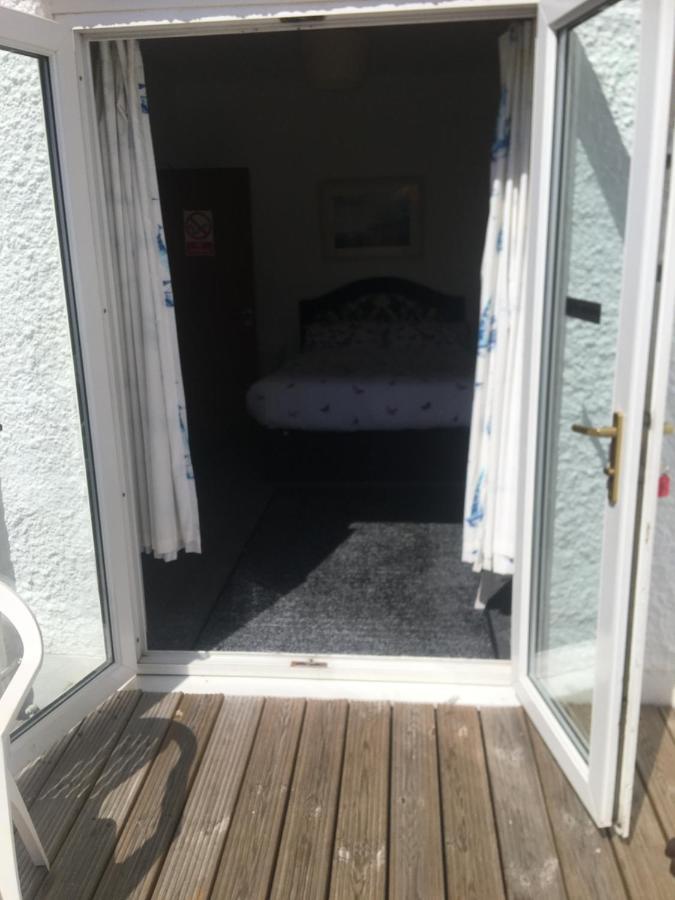 Pink House ,Opposite Beach ,Sleeps 6 , 2 Bedroom Ground Floor Self Contained Garden Flat , Private Entrance , Kitchen , Guaranteed Parking ,Wifi , Movies ,Bathroom ,Fridge , Microwave ,Bedroom 1, Double Bed & 2 Single Beds ,Bedroom 2 , Double Bed Paignton Esterno foto